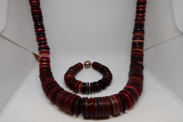 Collier long boutons divers bordeaux en dégradé et son bracelet
