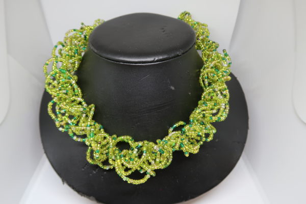Collier frisé vert extensible en perles de rocailles vertes
