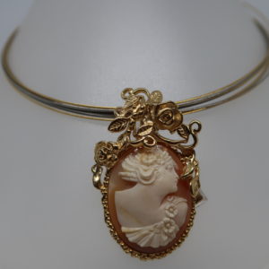 Pendentif bronze doré avec camée