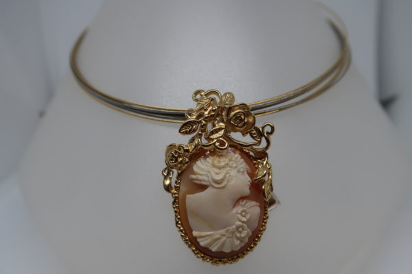 Pendentif bronze doré avec camée