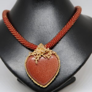 Pendentif “coeur” pierre du soleil bronze doré