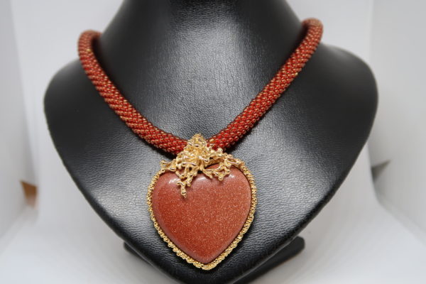 Pendentif “coeur” pierre du soleil bronze doré