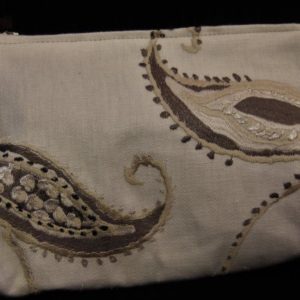 Trousse brodée