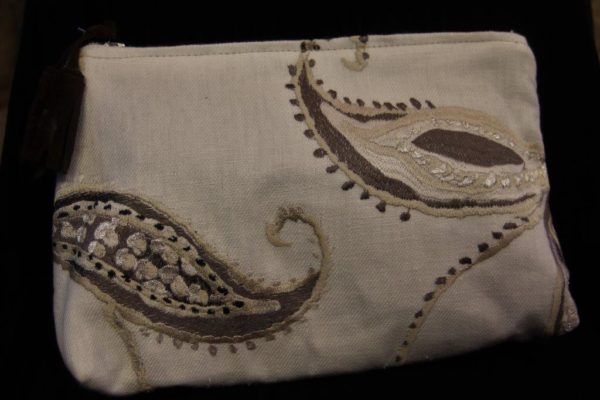 Trousse brodée