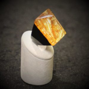 Bague rectangulaire noire & dorée Ziska