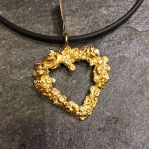 Pendentif coeur bronze plaqué or motifs "roses"