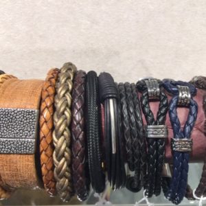 Divers bracelets en cuir