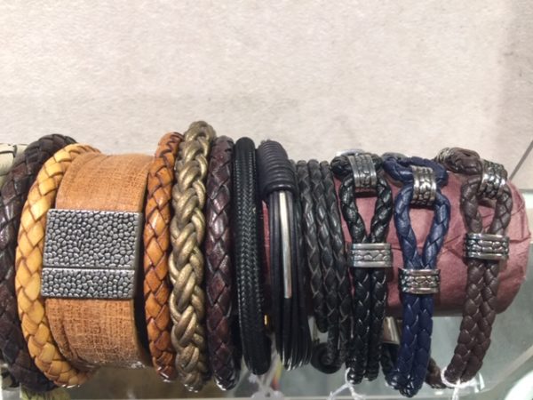 Divers bracelets en cuir